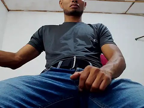 Snapshot of fernandez_latinblackk chatting on January 5, 1:24 am fernandez latinblackk online show from January 5, 1:24 am