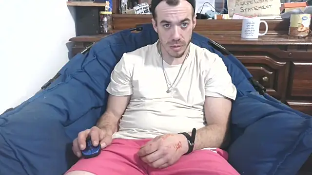 Snapshot of ScubaStevex chatting on February 7, 11:55 pm ScubaStevex online show from February 7, 11:55 pm