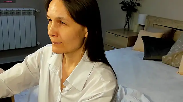 Snapshot of Lillian_White chatting on February 8, 7:04 am Lillian White online show from February 8, 7:04 am