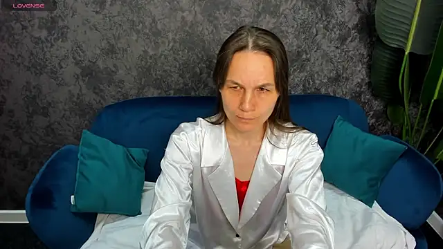 Snapshot of Lillian_White chatting on February 19, 6:44 am Lillian White online show from February 19, 6:44 am