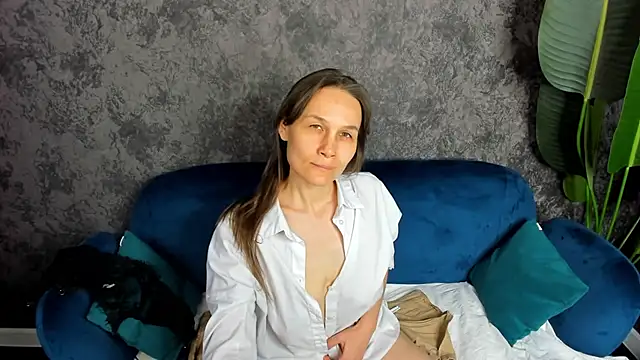 Snapshot of Lillian_White chatting on February 23, 10:39 am Lillian White online show from February 23, 10:39 am