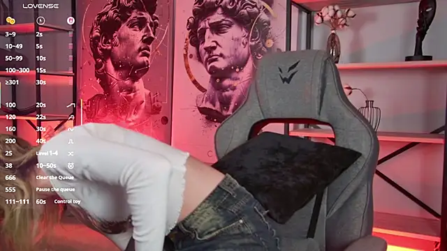 Snapshot of LuxRayi chatting on December 2, 2:28 am LuxRayi online show from December 2, 2:28 am