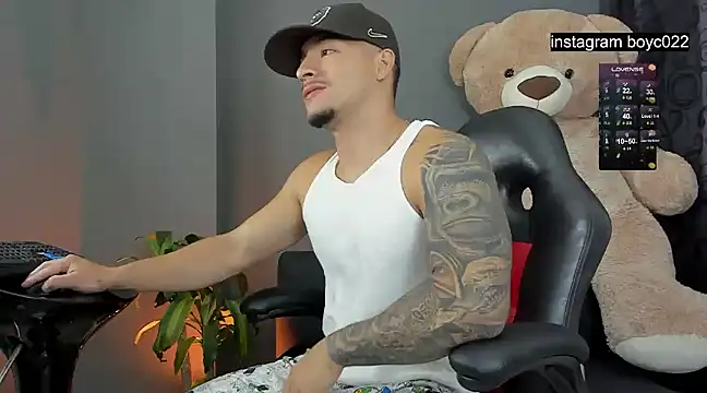 boyc022  online show from February 13, 11:04 pm