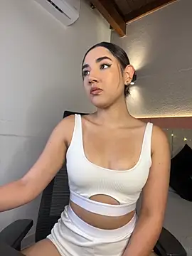 Snapshot of AniiRose chatting on November 15, 7:10 pm AniiRose online show from November 15, 7:10 pm