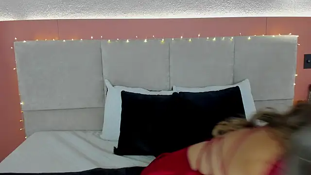 Snapshot of AniiRose chatting on December 5, 1:25 am AniiRose online show from December 5, 1:25 am