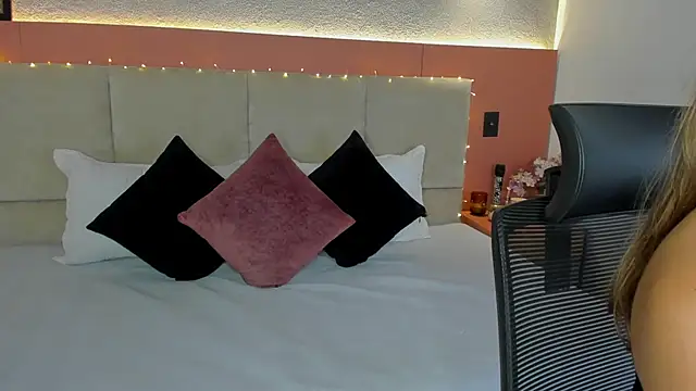 Snapshot of AniiRose chatting on December 17, 12:05 am AniiRose online show from December 17, 12:05 am