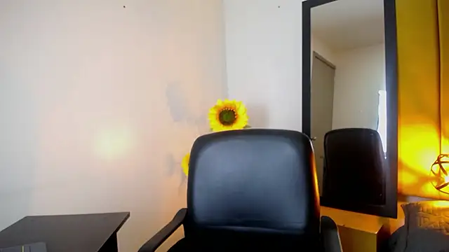 Snapshot of Lupiita223 chatting on February 4, 12:44 pm Lupiita223 online show from February 4, 12:44 pm