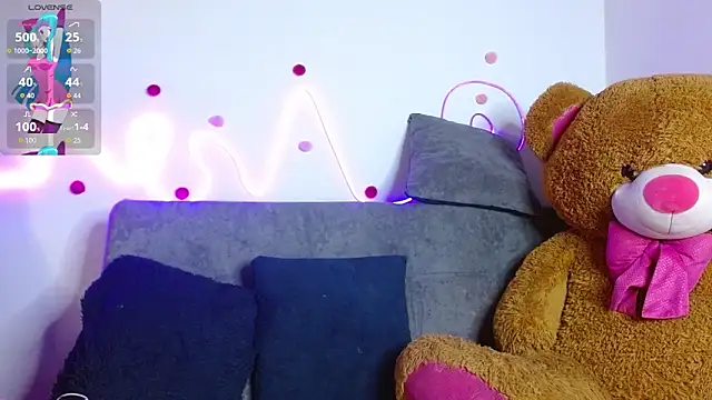 Snapshot of sophia_cute1_1 chatting on September 20, 12:28 pm sophia cute1 1 online show from September 20, 12:28 pm