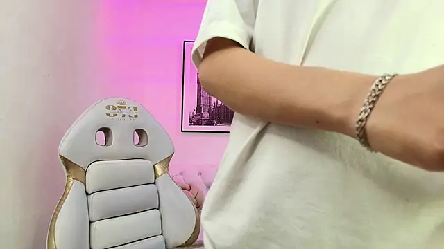 Snapshot of Theia_moon chatting on December 22, 12:49 pm Theia moon online show from December 22, 12:49 pm