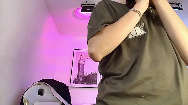 Snapshot of Theia_moon chatting on December 28, 12:35 pm Theia moon online show from December 28, 12:35 pm