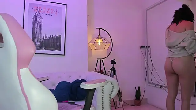 Snapshot of Theia_moon chatting on February 2, 3:32 am Theia moon online show from February 2, 3:32 am