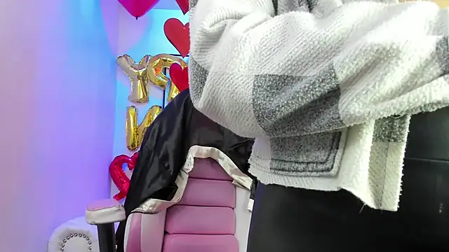 Snapshot of Theia_moon chatting on February 14, 12:25 pm Theia moon online show from February 14, 12:25 pm