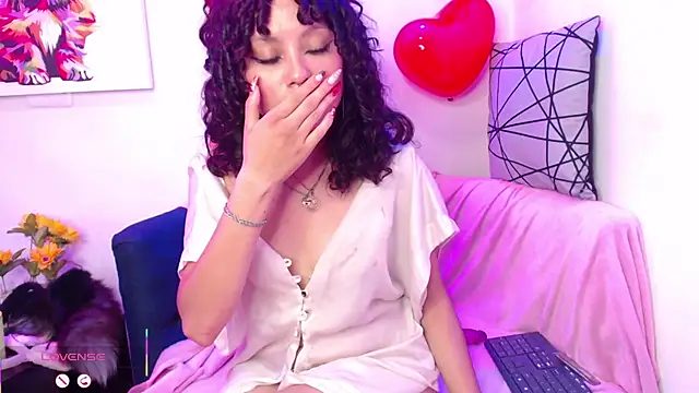 Snapshot of Theia_moon chatting on February 16, 4:32 pm Theia moon online show from February 16, 4:32 pm