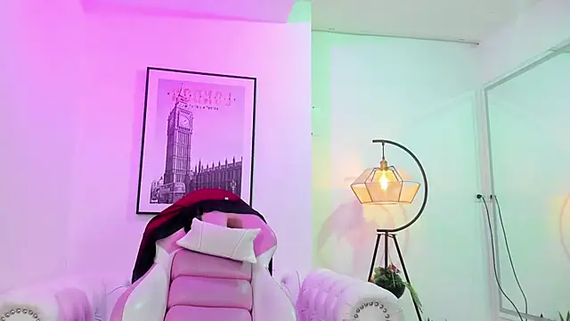 Snapshot of Theia_moon chatting on February 23, 12:37 pm Theia moon online show from February 23, 12:37 pm