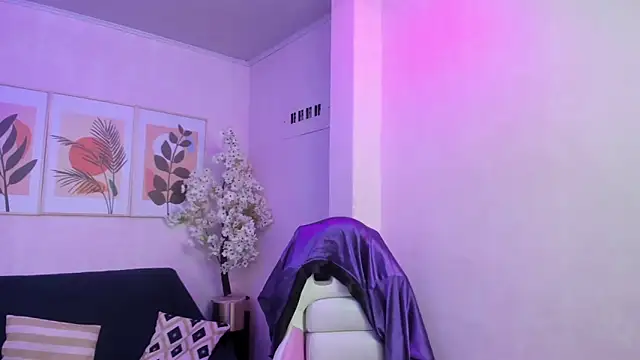 Snapshot of Theia_moon chatting on March 2, 4:17 am Theia moon online show from March 2, 4:17 am