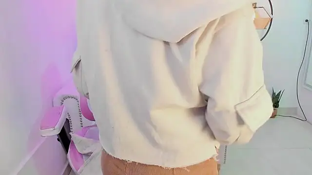 Snapshot of Theia_moon chatting on March 5, 12:33 pm Theia moon online show from March 5, 12:33 pm