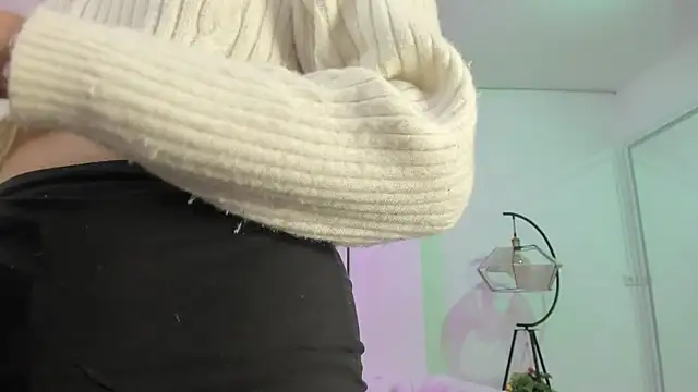 Snapshot of Theia_moon chatting on March 6, 12:41 pm Theia moon online show from March 6, 12:41 pm