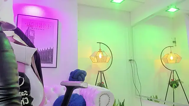 Snapshot of Theia_moon chatting on March 12, 12:47 pm Theia moon online show from March 12, 12:47 pm