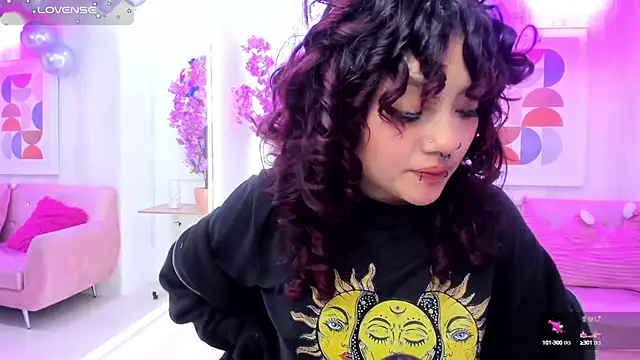 Snapshot of Theia_moon chatting on September 14, 5:28 am Theia moon online show from September 14, 5:28 am