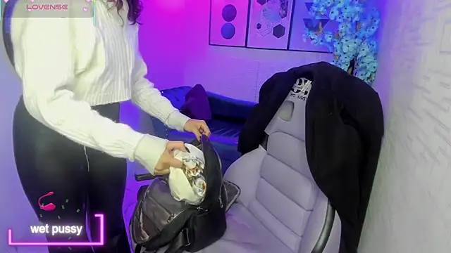 Snapshot of Theia_moon chatting on September 30, 12:43 pm Theia moon online show from September 30, 12:43 pm