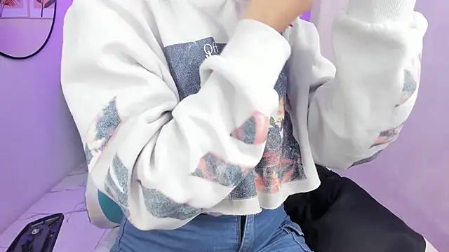 Snapshot of Theia_moon chatting on October 13, 1:11 pm Theia moon online show from October 13, 1:11 pm