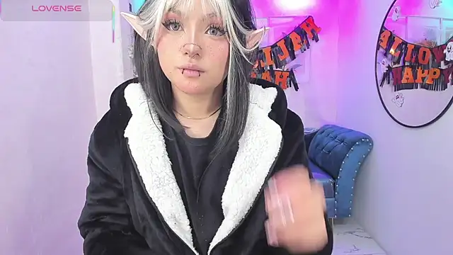 Snapshot of Theia_moon chatting on November 1, 1:24 pm Theia moon online show from November 1, 1:24 pm