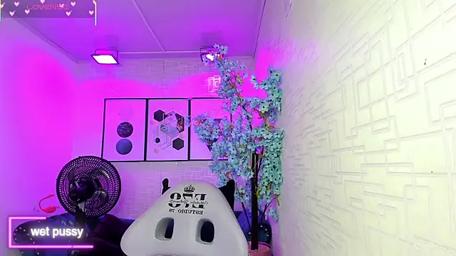 Snapshot of Theia_moon chatting on November 4, 12:37 pm Theia moon online show from November 4, 12:37 pm