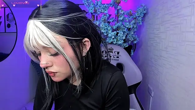 Snapshot of Theia_moon chatting on November 8, 5:07 am Theia moon online show from November 8, 5:07 am