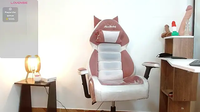 Snapshot of NAOMI_WINDSOR chatting on February 27, 7:04 pm NAOMI WINDSOR online show from February 27, 7:04 pm