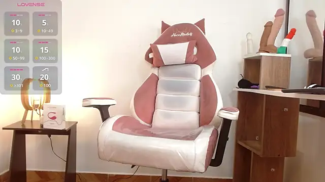 Snapshot of NAOMI_WINDSOR chatting on February 28, 9:44 pm NAOMI WINDSOR online show from February 28, 9:44 pm