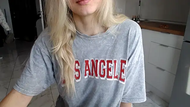 Snapshot of KissMyVibe chatting on January 8, 11:21 am KissMyVibe online show from January 8, 11:21 am