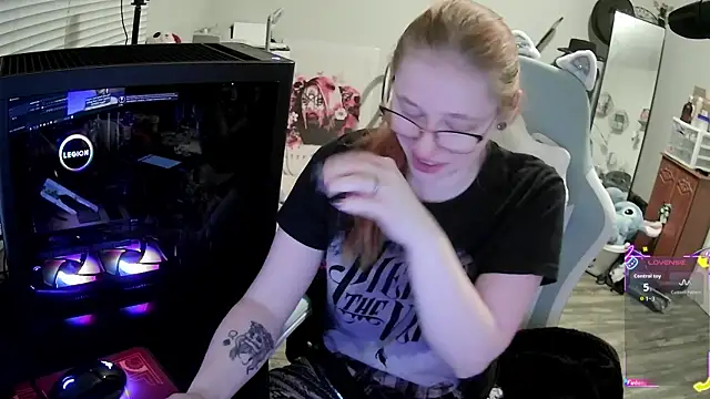 Snapshot of LilyFoxxx chatting on November 29, 6:16 am LilyFoxxx online show from November 29, 6:16 am