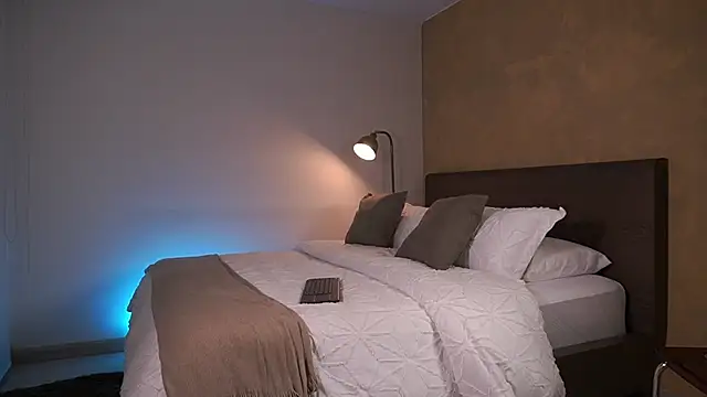 paulacora100 online show from February 23, 2:51 am