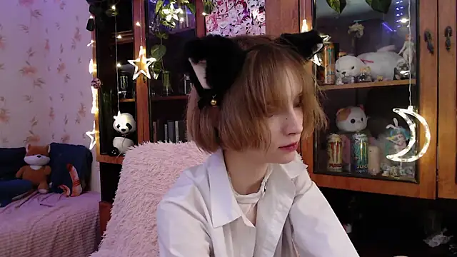 Snapshot of cloudgirrl chatting on February 27, 1:05 am cloudgirrl online show from February 27, 1:05 am