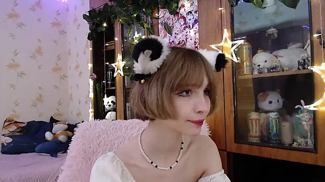 Snapshot of cloudgirrl chatting on March 2, 1:15 am cloudgirrl online show from March 2, 1:15 am