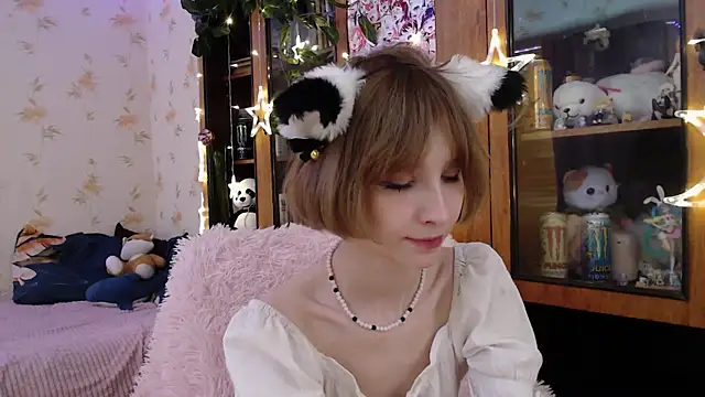 Snapshot of cloudgirrl chatting on March 2, 4:17 am cloudgirrl online show from March 2, 4:17 am