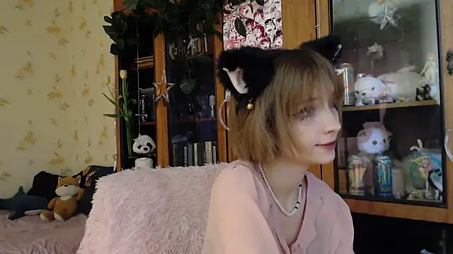 Snapshot of cloudgirrl chatting on March 9, 7:23 am cloudgirrl online show from March 9, 7:23 am