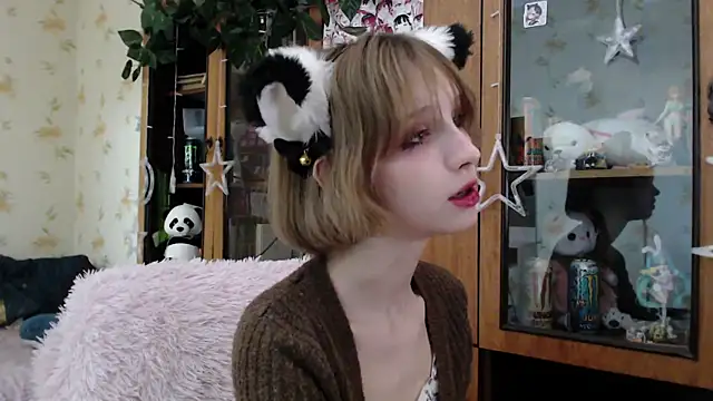 Snapshot of cloudgirrl chatting on March 22, 5:17 am cloudgirrl online show from March 22, 5:17 am