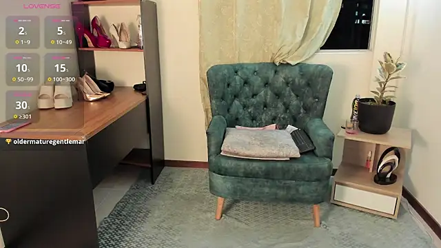 Snapshot of baker_ella chatting on December 29, 12:52 am baker ella online show from December 29, 12:52 am