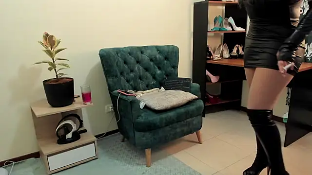 Snapshot of baker_ella chatting on February 24, 12:09 am baker ella online show from February 24, 12:09 am