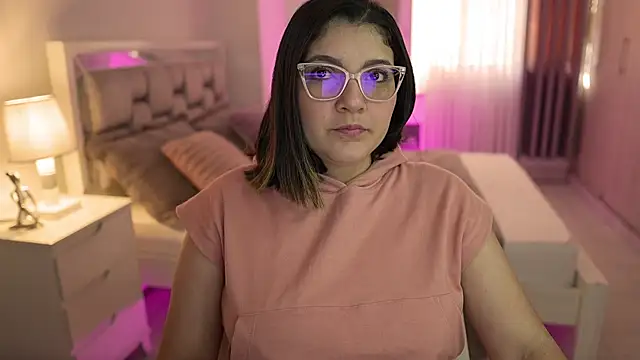 Snapshot of Camilaa_bueno chatting on December 9, 2:17 pm Camilaa bueno online show from December 9, 2:17 pm