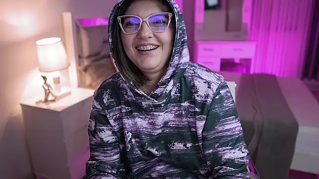 Snapshot of Camilaa_bueno chatting on December 13, 2:32 am Camilaa bueno online show from December 13, 2:32 am