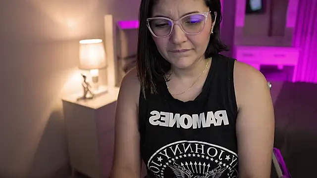 Snapshot of Camilaa_bueno chatting on December 15, 1:24 am Camilaa bueno online show from December 15, 1:24 am