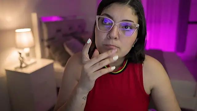 Snapshot of Camilaa_bueno chatting on December 16, 1:31 am Camilaa bueno online show from December 16, 1:31 am