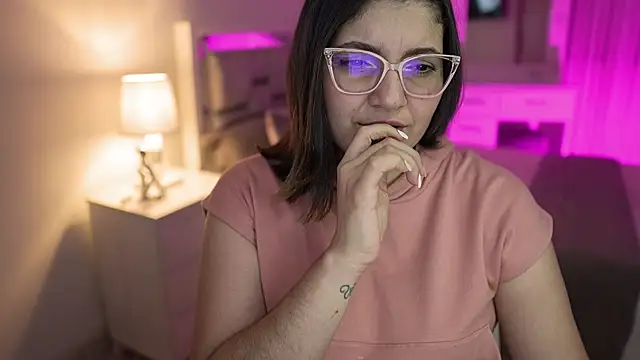 Snapshot of Camilaa_bueno chatting on December 19, 12:24 am Camilaa bueno online show from December 19, 12:24 am