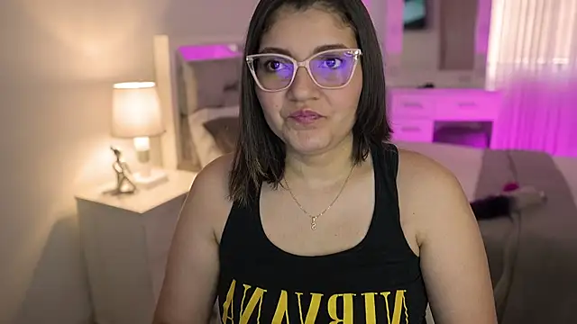 Snapshot of Camilaa_bueno chatting on December 22, 3:44 pm Camilaa bueno online show from December 22, 3:44 pm