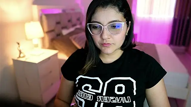 Snapshot of Camilaa_bueno chatting on March 8, 8:57 pm Camilaa bueno online show from March 8, 8:57 pm