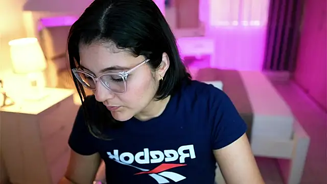 Snapshot of Camilaa_bueno chatting on March 10, 10:34 pm Camilaa bueno online show from March 10, 10:34 pm