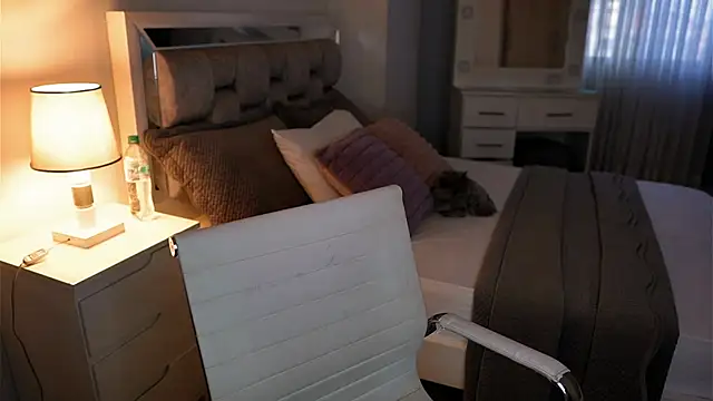 Snapshot of Camilaa_bueno chatting on October 14, 10:21 pm Camilaa bueno online show from October 14, 10:21 pm