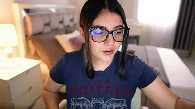 Snapshot of Camilaa_bueno chatting on November 9, 6:06 pm Camilaa bueno online show from November 9, 6:06 pm